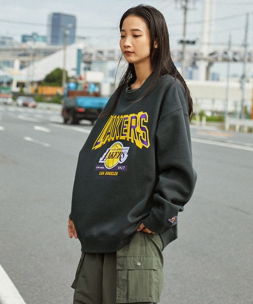 NBA(エヌビーエー)の「NBA/エヌビーエー 別注 ロゴ刺繍/プリント ヴィンテージライクビッグシルエットプルオーバースウェット(スウェット・メンズ・アッシュグレー/グレー系/ブラック/ブラウン系/ダークグレー・M/L)」の10枚目の写真