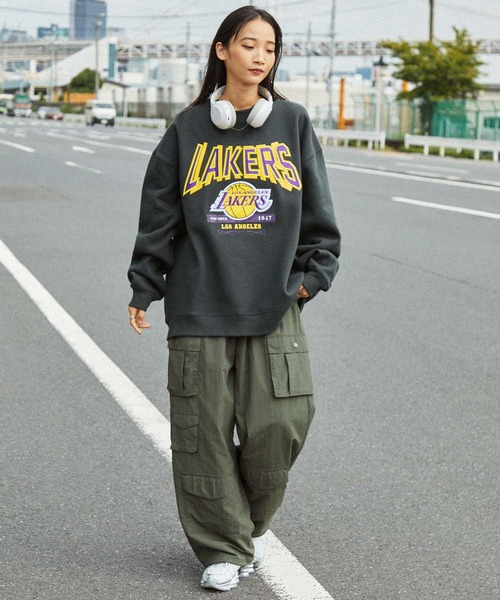 NBA(エヌビーエー)の「NBA/エヌビーエー 別注 ロゴ刺繍/プリント ヴィンテージライクビッグシルエットプルオーバースウェット(スウェット・メンズ・アッシュグレー/グレー系/ブラック/ブラウン系/ダークグレー・M/L)」の13枚目の写真