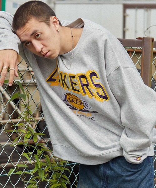 NBA(エヌビーエー)の「NBA/エヌビーエー 別注 ロゴ刺繍/プリント ヴィンテージライクビッグシルエットプルオーバースウェット(スウェット・メンズ・アッシュグレー/グレー系/ブラック/ブラウン系/ダークグレー・M/L)」の22枚目の写真