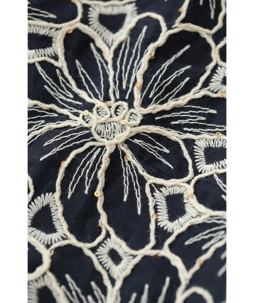 cawaii(カワイイ)の「(濃紺)細やかなスパンコールが輝く花刺繍プルオーバートップス(その他トップス・レディース・ネイビー・FREE)」の3枚目の写真