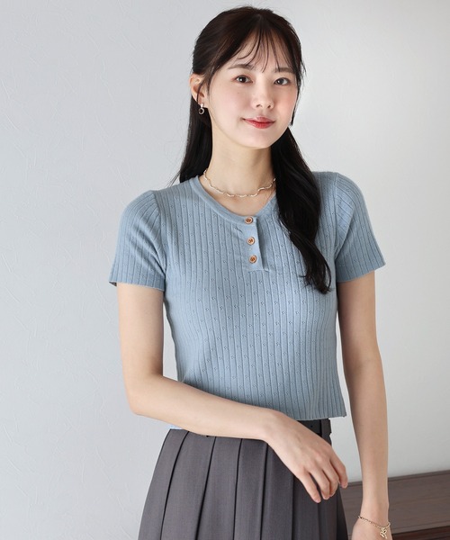 BLUEEAST(ブルーイースト)の「フラワーアイレット半袖ニット(ニット/セーター・レディース・ブラック/アイボリー/ブルー/ピンク・MEDIUM)」の3枚目の写真
