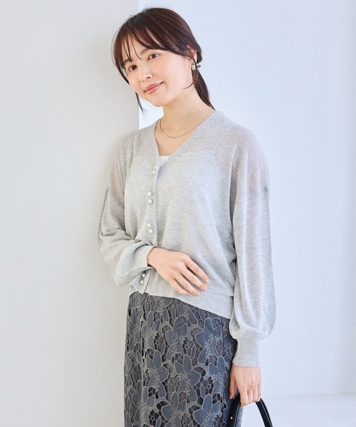 LAVEANGE（ラビアンジェ）の「【洗える】ダブルパール釦シアーニットカーディガン（カーディガン/ボレロ・レディース・ライトグレー/ブラック/ピンク・M/3L/4L）」の20枚目の写真