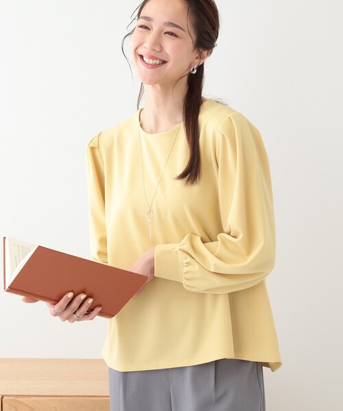 DRESKIP(ドレスキップ)の「【S-LL/2点セット】女性らしく好印象 アクセ付き カットジョーゼット トップス(Tシャツ/カットソー・レディース・ブラック/イエロー系その他/ライトベージュ/ライトグレー・01/02/03/04)」の4枚目の写真