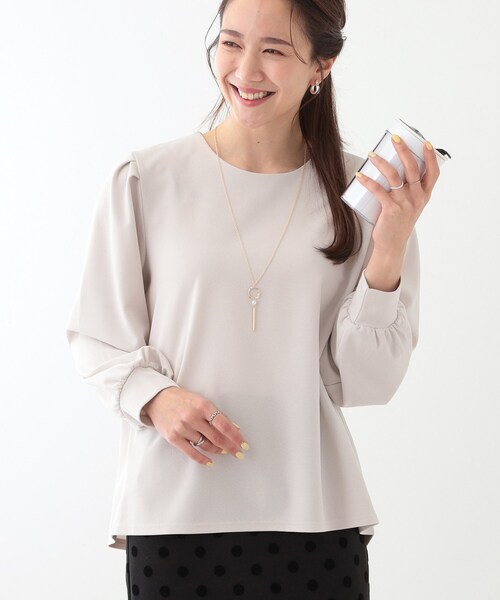 DRESKIP(ドレスキップ)の「【S-LL/2点セット】女性らしく好印象 アクセ付き カットジョーゼット トップス(Tシャツ/カットソー・レディース・ブラック/イエロー系その他/ライトベージュ/ライトグレー・01/02/03/04)」の3枚目の写真