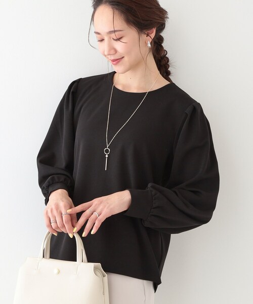 DRESKIP(ドレスキップ)の「【S-LL/2点セット】女性らしく好印象 アクセ付き カットジョーゼット トップス(Tシャツ/カットソー・レディース・ブラック/イエロー系その他/ライトベージュ/ライトグレー・01/02/03/04)」の2枚目の写真