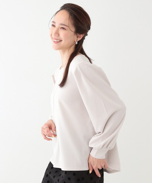 DRESKIP(ドレスキップ)の「【S-LL/2点セット】女性らしく好印象 アクセ付き カットジョーゼット トップス(Tシャツ/カットソー・レディース・ブラック/イエロー系その他/ライトベージュ/ライトグレー・01/02/03/04)」の20枚目の写真