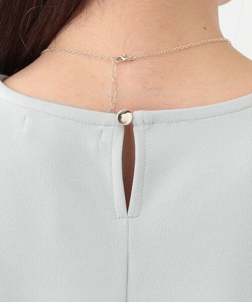 DRESKIP(ドレスキップ)の「【S-LL/2点セット】女性らしく好印象 アクセ付き カットジョーゼット トップス(Tシャツ/カットソー・レディース・ブラック/イエロー系その他/ライトベージュ/ライトグレー・01/02/03/04)」の18枚目の写真