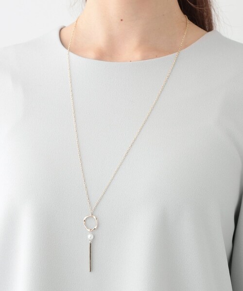 DRESKIP(ドレスキップ)の「【S-LL/2点セット】女性らしく好印象 アクセ付き カットジョーゼット トップス(Tシャツ/カットソー・レディース・ブラック/イエロー系その他/ライトベージュ/ライトグレー・01/02/03/04)」の5枚目の写真