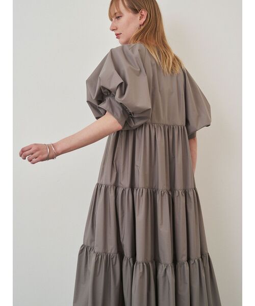 ELENDEEK（エレンディーク）の「センタージップティアードワンピース