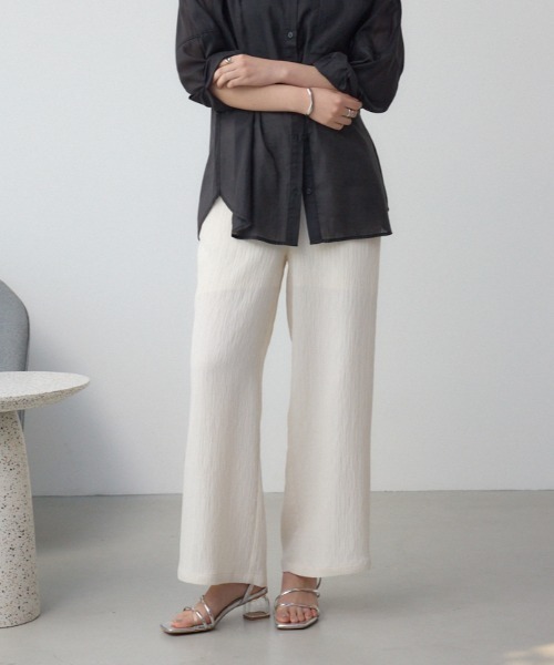 AZUL by moussy(アズールバイマウジー)の「プリーツリラックスワイドパンツ(スラックス・レディース・アイボリー/ブラック/ライトカーキ・SMALL/MEDIUM)」の2枚目の写真