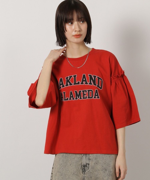 LAKOLE（ラコレ）の「袖フリルカレッジロゴＴ / 325505（Tシャツ/カットソー・レディース・チャコール/オフホワイト/レッド・FREE）」の3枚目の写真
