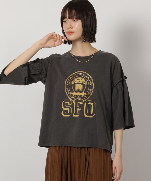 LAKOLE（ラコレ）の「袖フリルカレッジロゴＴ / 325505（Tシャツ/カットソー・レディース・チャコール/オフホワイト/レッド・FREE）」の2枚目の写真