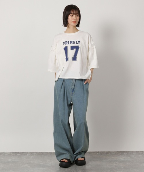 LAKOLE（ラコレ）の「袖フリルカレッジロゴＴ / 325505（Tシャツ/カットソー・レディース・チャコール/オフホワイト/レッド・FREE）」の4枚目の写真