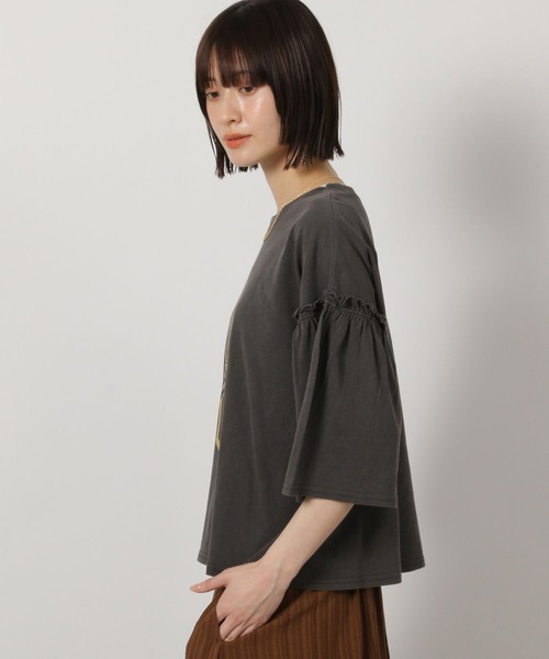 LAKOLE（ラコレ）の「袖フリルカレッジロゴＴ / 325505（Tシャツ/カットソー・レディース・チャコール/オフホワイト/レッド・FREE）」の12枚目の写真