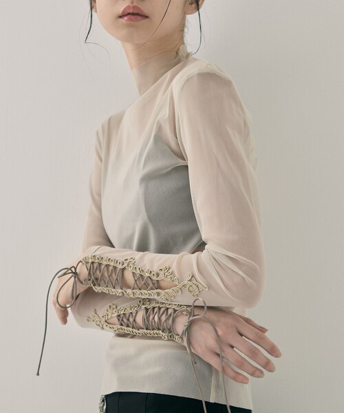 tanakadaisuke(タナカダイスケ)の「【tanakadaisuke/タナカダイスケ】lace up sleeve sheer tops/レースアップスリーブシアートップス(Tシャツ/カットソー・レディース・ブラック/ベージュ・FREE)」の1枚目の写真