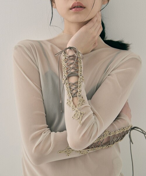 tanakadaisuke(タナカダイスケ)の「【tanakadaisuke/タナカダイスケ】lace up sleeve sheer tops/レースアップスリーブシアートップス(Tシャツ/カットソー・レディース・ブラック/ベージュ・FREE)」の11枚目の写真