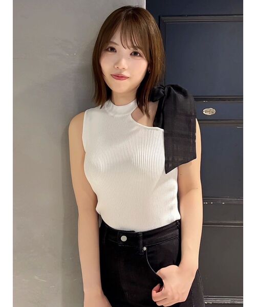 dazzlin（ダズリン）の「ワンショルリボンノースリトップス（ニット/セーター・レディース・オフホワイト/グレー/ブラック・FREE）」の6枚目の写真