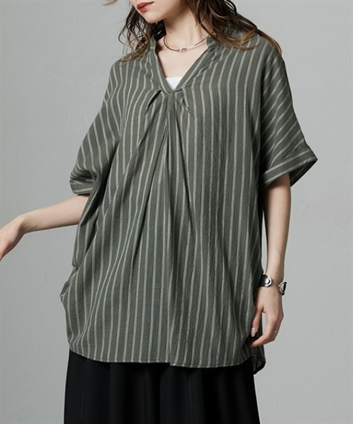 Soiunique（スワユニーク）の「スキッパー衿タック入デザイン半袖シャツ ［Soiunique］（シャツ/ブラウス・レディース・ブラック系/カーキ系/ネイビー系・M/L）」の2枚目の写真