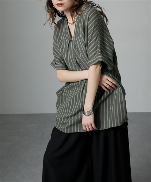 Soiunique（スワユニーク）の「スキッパー衿タック入デザイン半袖シャツ ［Soiunique］（シャツ/ブラウス・レディース・ブラック系/カーキ系/ネイビー系・M/L）」の12枚目の写真