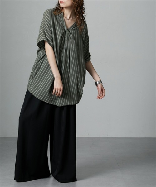 Soiunique（スワユニーク）の「スキッパー衿タック入デザイン半袖シャツ ［Soiunique］（シャツ/ブラウス・レディース・ブラック系/カーキ系/ネイビー系・M/L）」の14枚目の写真