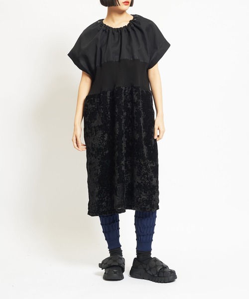 gomme（ゴム）の「クラッシュベルベット　ビジューワンピース（ワンピース・レディース・ブラック・MEDIUM）」の2枚目の写真