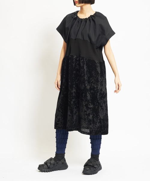 gomme（ゴム）の「クラッシュベルベット　ビジューワンピース（ワンピース・レディース・ブラック・MEDIUM）」の3枚目の写真