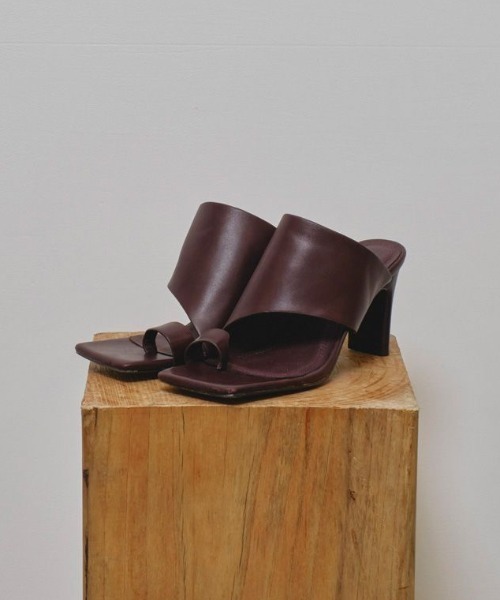 TODAYFUL(トゥデイフル)の「TODAYFUL Square Leather Sandals 12511005(サンダル・レディース・バーガンディー/ブラック・36/37/38)」の2枚目の写真