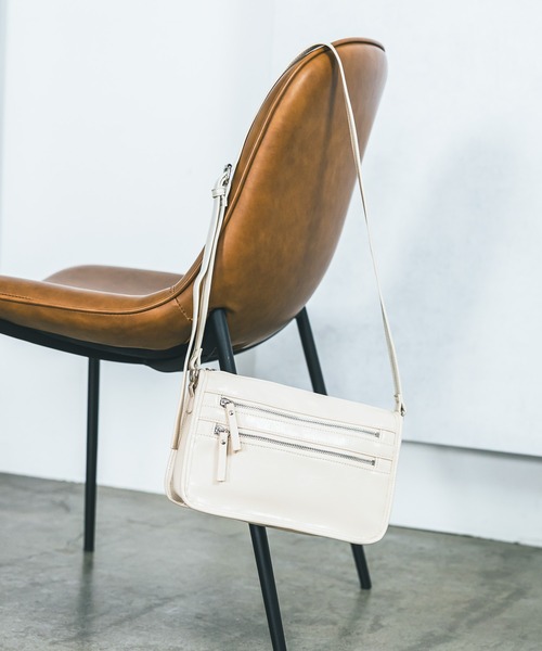 LAKOLE（ラコレ）の「Wジップスクエアショルダーバッグ / 494027（ショルダーバッグ・レディース・ブラック/ボルドー/オフホワイト・FREE）」の2枚目の写真