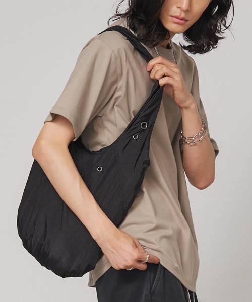 SEN TOKYO（セントーキョー）の「スナップハトメモチーフナイロントート（トートバッグ・メンズ・ベージュ/ホワイト/ブラック/グレー/ブルー・FREE）」の2枚目の写真