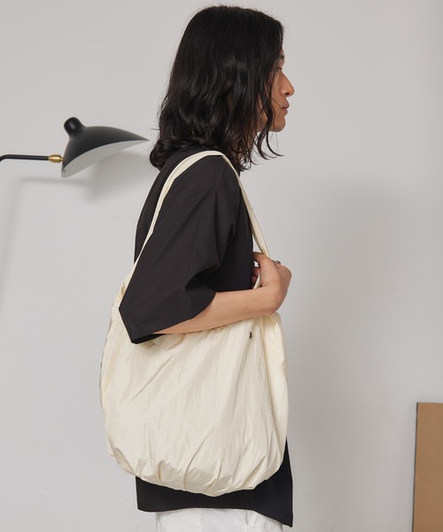 SEN TOKYO（セントーキョー）の「スナップハトメモチーフナイロントート（トートバッグ・メンズ・ベージュ/ホワイト/ブラック/グレー/ブルー・FREE）」の22枚目の写真