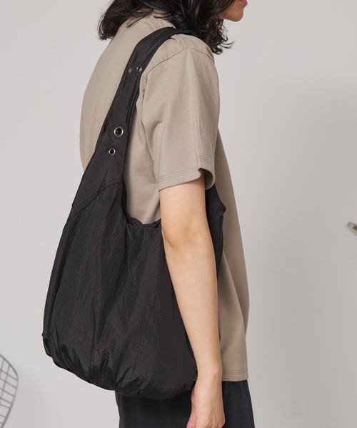 SEN TOKYO（セントーキョー）の「スナップハトメモチーフナイロントート（トートバッグ・メンズ・ベージュ/ホワイト/ブラック/グレー/ブルー・FREE）」の13枚目の写真