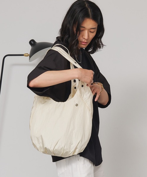 SEN TOKYO（セントーキョー）の「スナップハトメモチーフナイロントート（トートバッグ・メンズ・ベージュ/ホワイト/ブラック/グレー/ブルー・FREE）」の17枚目の写真
