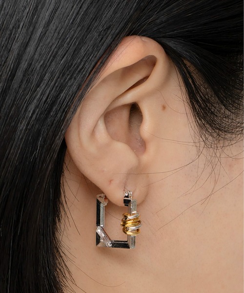 LAPUIS（ラピュイ）の「LAPUIS(ラピュイ) Coil Frame pierced earrings（ピアス（両耳用）・レディース・ゴールド/マルチ・FREE）」の2枚目の写真