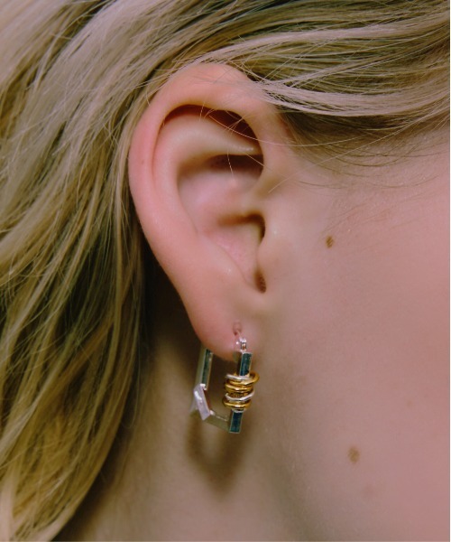 LAPUIS（ラピュイ）の「LAPUIS(ラピュイ) Coil Frame pierced earrings（ピアス（両耳用）・レディース・ゴールド/マルチ・FREE）」の4枚目の写真