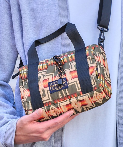 KiU（キウ）の「【PENDLETON × KiU LIMITED ITEM】ペンドルトン スクエアパデッドミニボストンバッグ（ショルダーバッグ・レディース・ネイビー/カーキ・FREE）」の2枚目の写真