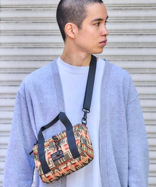 KiU（キウ）の「【PENDLETON × KiU LIMITED ITEM】ペンドルトン スクエアパデッドミニボストンバッグ（ショルダーバッグ・レディース・ネイビー/カーキ・FREE）」の6枚目の写真