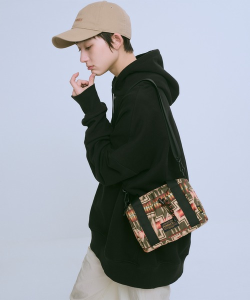 KiU（キウ）の「【PENDLETON × KiU LIMITED ITEM】ペンドルトン スクエアパデッドミニボストンバッグ（ショルダーバッグ・レディース・ネイビー/カーキ・FREE）」の3枚目の写真