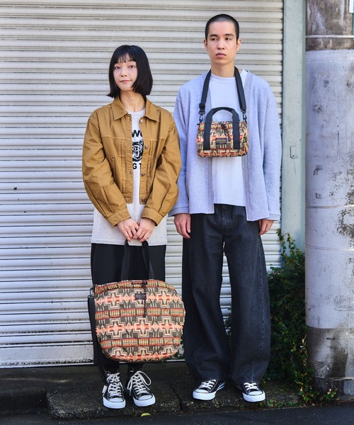 KiU（キウ）の「【PENDLETON × KiU LIMITED ITEM】ペンドルトン スクエアパデッドミニボストンバッグ（ショルダーバッグ・レディース・ネイビー/カーキ・FREE）」の4枚目の写真