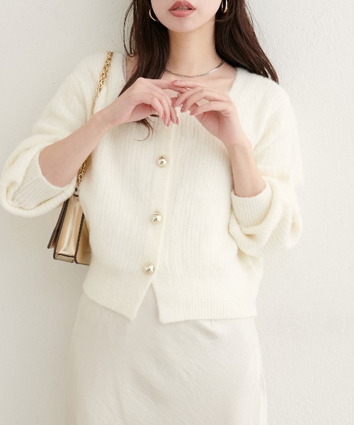 natural couture(ナチュラルクチュール)の「【ZOZO限定】ころりん釦スクエアネックカーディガン(カーディガン/ボレロ・レディース・オフホワイト/グレー/ブラック/モカ/ピンク・FREE)」の2枚目の写真