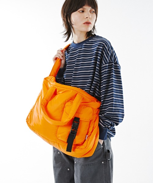 meltum(メルタム)の「PADDING SHOULDER BAG(ショルダーバッグ・メンズ・ブラック/オレンジ/ライトグレー・FREE)」の4枚目の写真