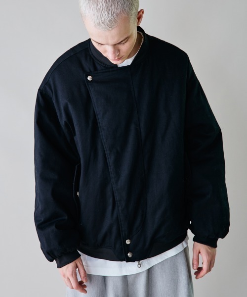 rehacer(レアセル)の「rehacer : Slant Twill Bomber Jacket / スラント ツイル ボンバー ジャケット(ミリタリージャケット・メンズ・ブラック/カーキ・LARGE/MEDIUM/SMALL)」の2枚目の写真
