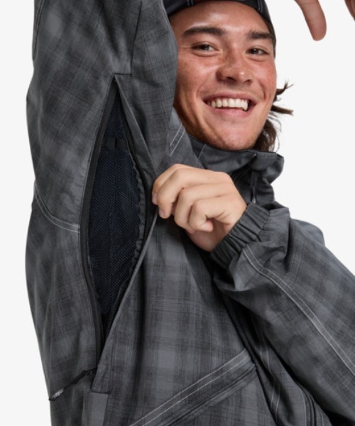 Quiksilver(クイックシルバー)の「LIVE WIRE JK/クイックシルバーロゴワンポイントジャケット(マウンテンパーカー・メンズ・ブラック/カーキ・SMALL/MEDIUM/LARGE)」の12枚目の写真