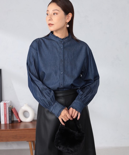 GALLORIA(ギャローリア)の「襟フリルデニムシャツ(シャツ/ブラウス・レディース・ブルー/ネイビー・S/M/L/LL)」の1枚目の写真
