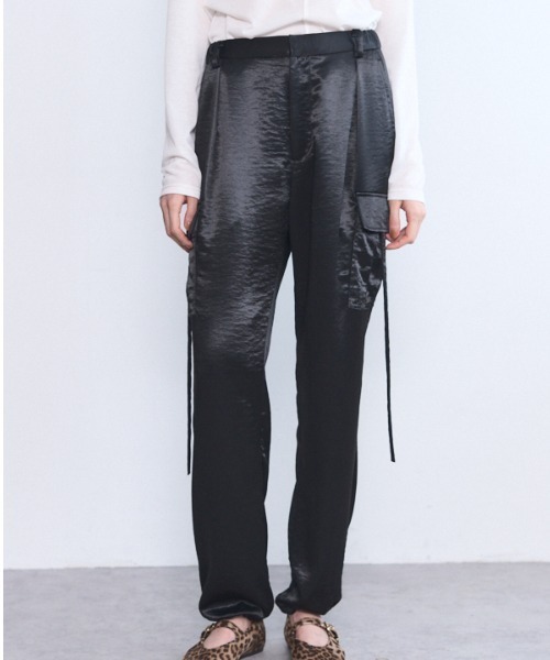 Muel Chic(ミュエルシック)の「Suwanne satin cargo pants スワニーサテンカーゴパンツ(カーゴパンツ・レディース・ブラック/カーキ/ブラウン・FREE)」の2枚目の写真