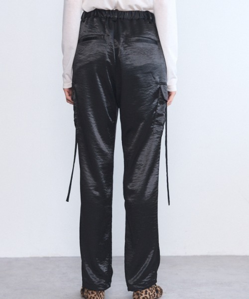 Muel Chic(ミュエルシック)の「Suwanne satin cargo pants スワニーサテンカーゴパンツ(カーゴパンツ・レディース・ブラック/カーキ/ブラウン・FREE)」の11枚目の写真