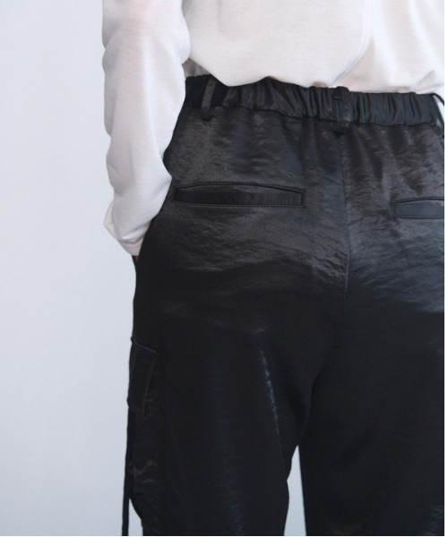 Muel Chic(ミュエルシック)の「Suwanne satin cargo pants スワニーサテンカーゴパンツ(カーゴパンツ・レディース・ブラック/カーキ/ブラウン・FREE)」の7枚目の写真