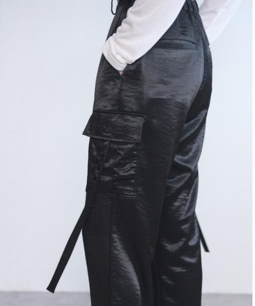 Muel Chic(ミュエルシック)の「Suwanne satin cargo pants スワニーサテンカーゴパンツ(カーゴパンツ・レディース・ブラック/カーキ/ブラウン・FREE)」の9枚目の写真