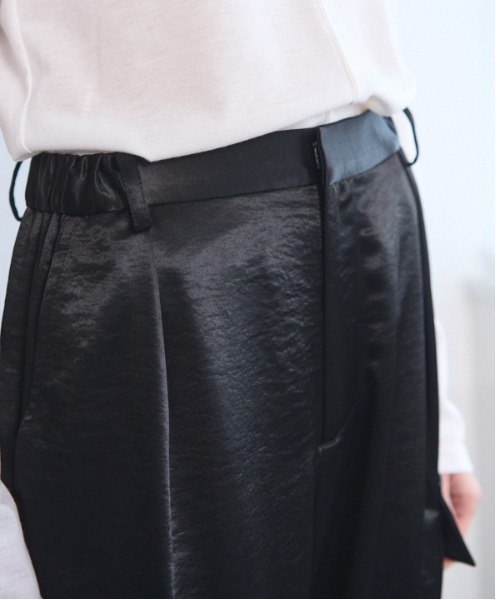 Muel Chic(ミュエルシック)の「Suwanne satin cargo pants スワニーサテンカーゴパンツ(カーゴパンツ・レディース・ブラック/カーキ/ブラウン・FREE)」の6枚目の写真