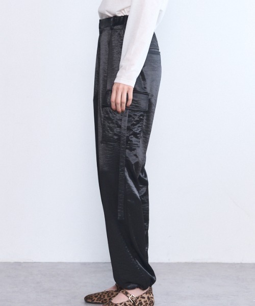 Muel Chic(ミュエルシック)の「Suwanne satin cargo pants スワニーサテンカーゴパンツ(カーゴパンツ・レディース・ブラック/カーキ/ブラウン・FREE)」の8枚目の写真