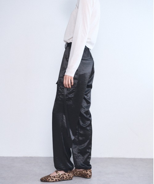 Muel Chic(ミュエルシック)の「Suwanne satin cargo pants スワニーサテンカーゴパンツ(カーゴパンツ・レディース・ブラック/カーキ/ブラウン・FREE)」の5枚目の写真